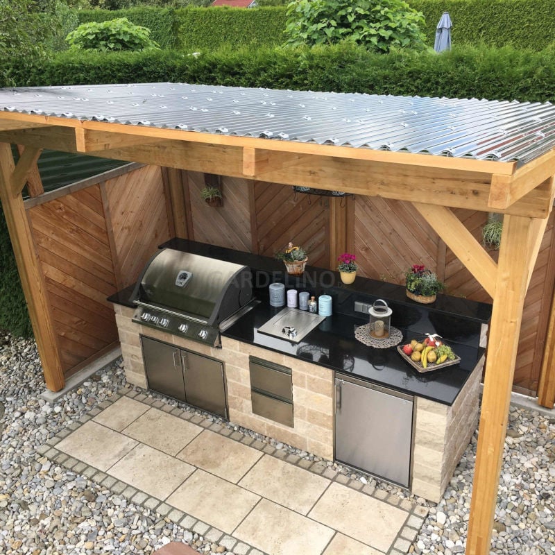 Pinterest – Aménagement d’une élégante cuisine extérieure sous pergola bois avec abri, compromis idéal pour protéger cette dernière avec une simple déclaration préalable de travaux